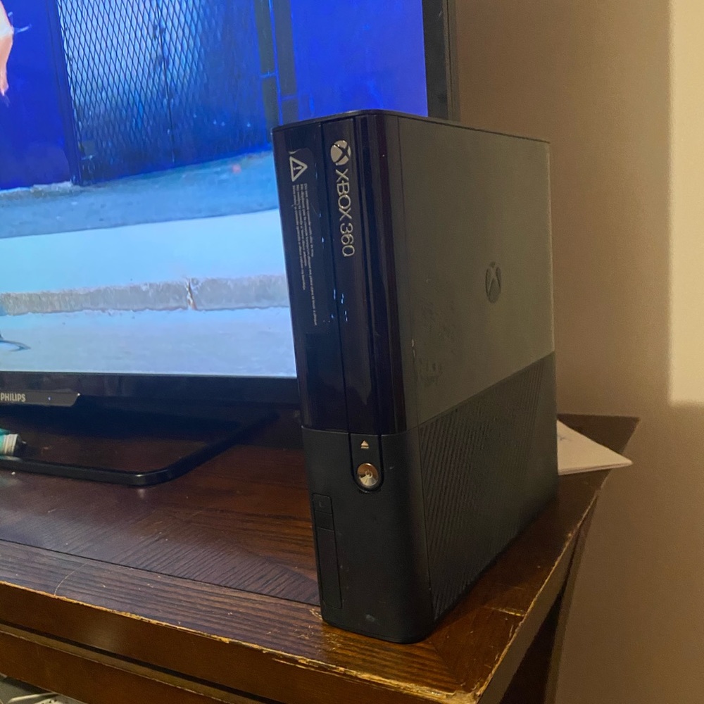 Xbox 360 - Picture 2 of 3